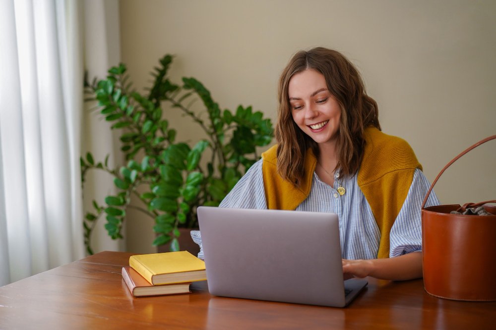 Mujer estudiando en línea.